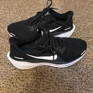 Women's Nike Pegasus 41 Running Shoes 9.5B black and white